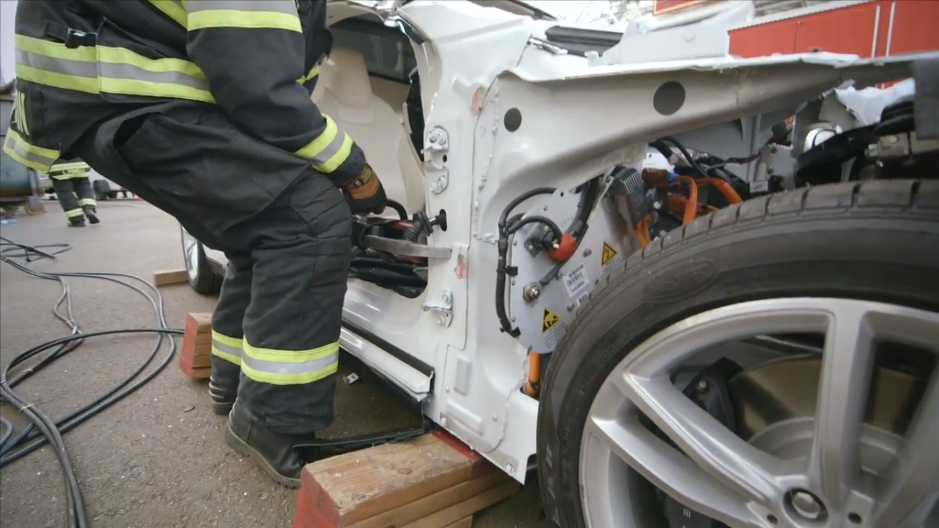 Tesla EV Safety Extrication Training Video Boron Extrication
